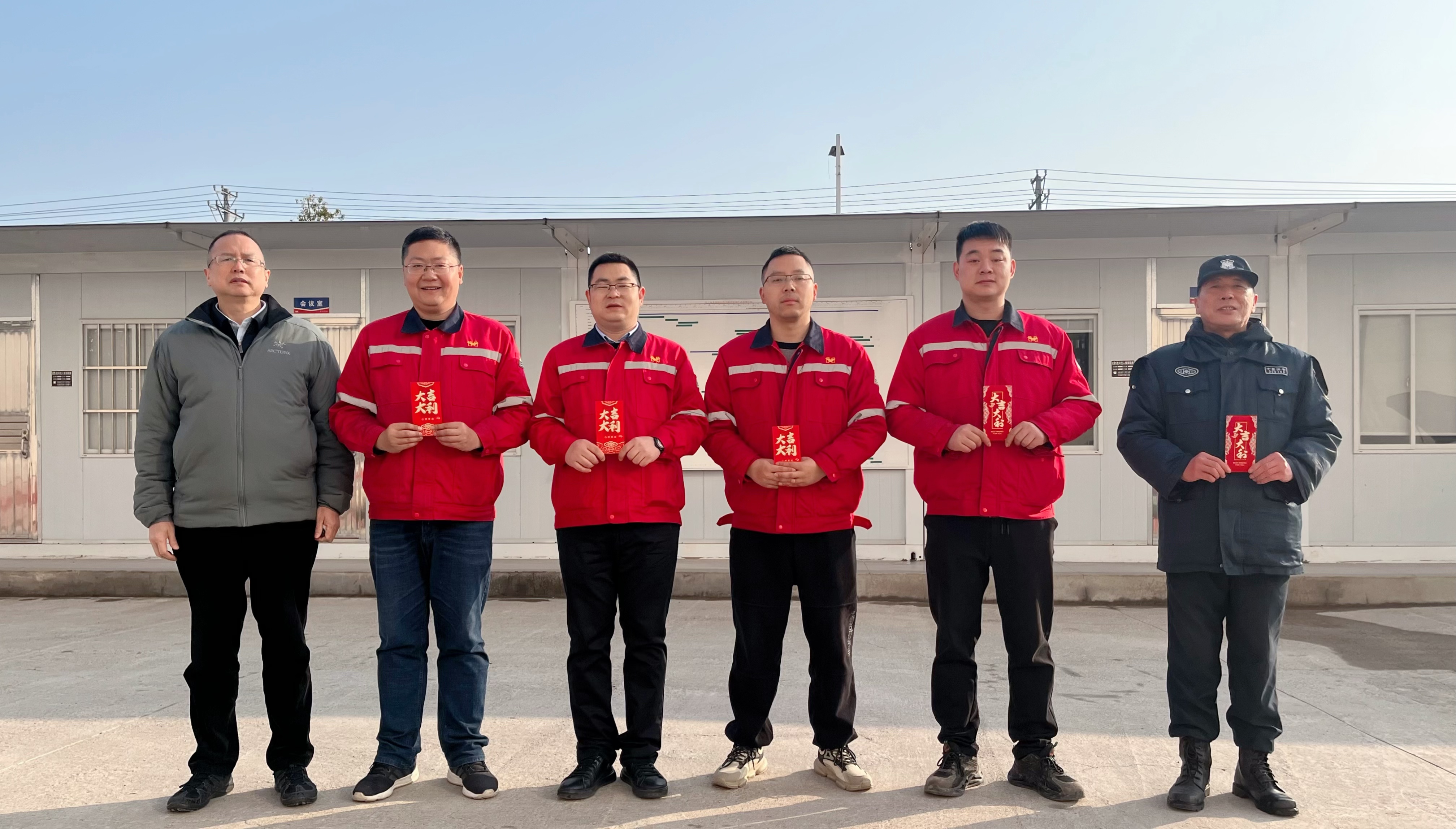 化機(jī)公司黨委書記、董事長(zhǎng)、總經(jīng)理?xiàng)钪袧傻巾?xiàng)目現(xiàn)場(chǎng)走訪慰問(圖2)