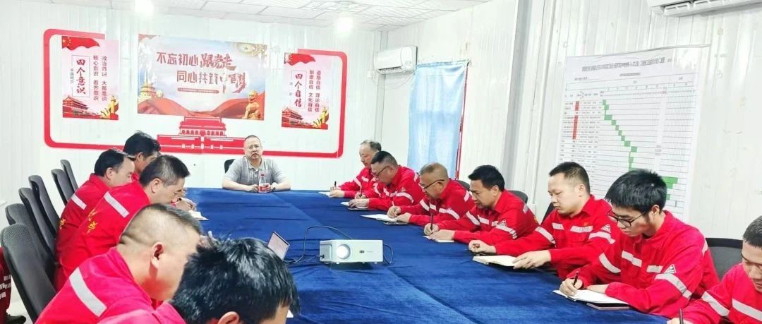 化機(jī)公司黨委書記、董事長(zhǎng)、總經(jīng)理?xiàng)钪袧傻叫陆?xiàng)目部現(xiàn)場(chǎng)辦公